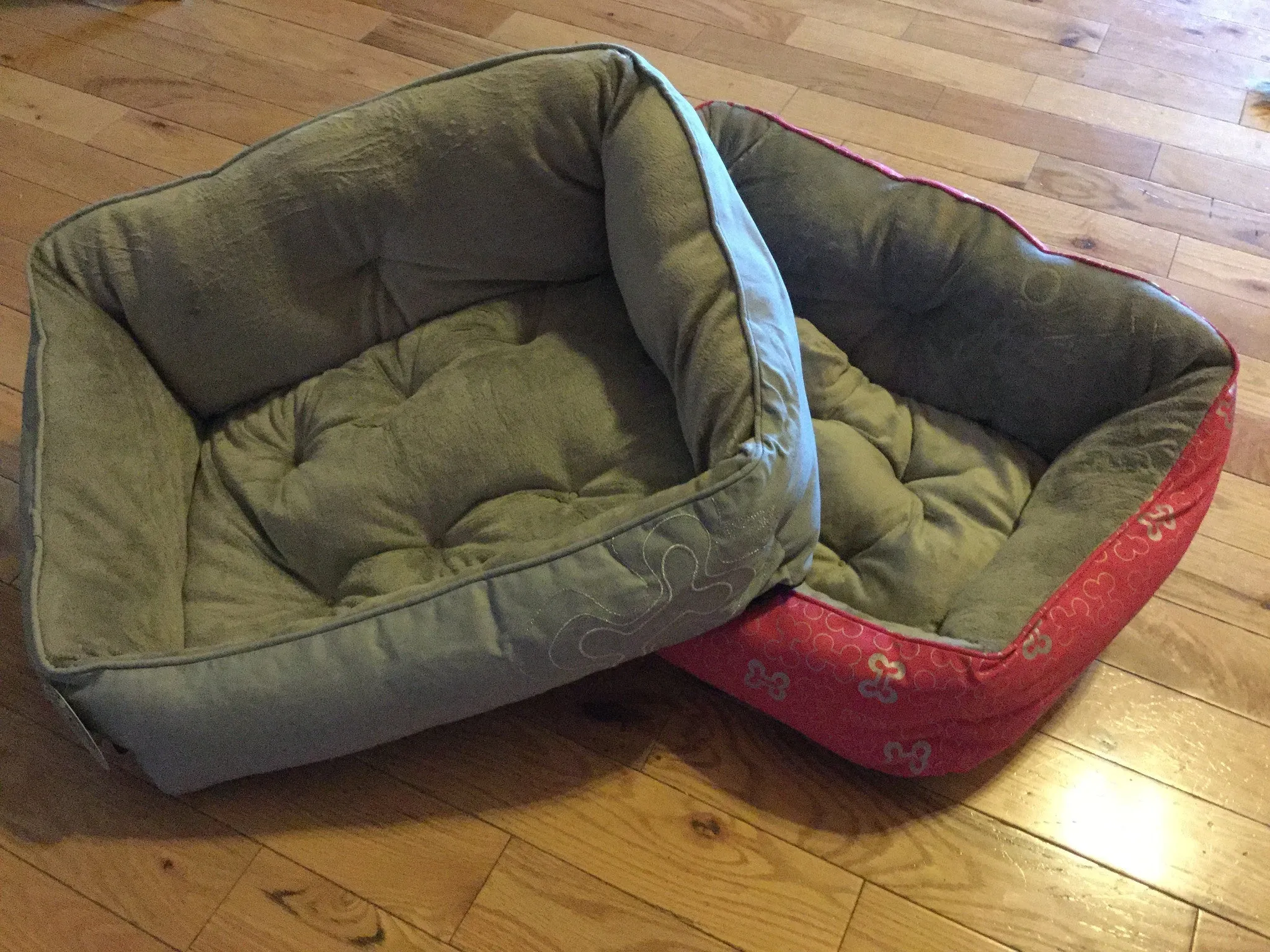 Rogz Trendy Podz Beds in Pink Bones (Small) SALE